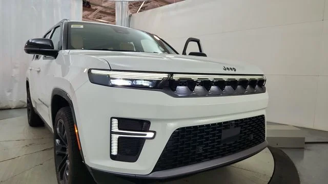 New 2026 Bright White Clear-Coat Exterior Paint Jeep Summit Reserve image 16