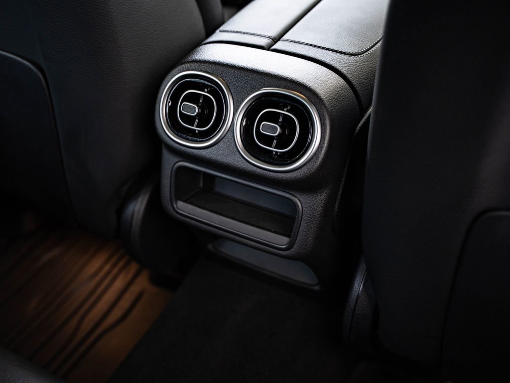 Certified Used 2025 Black Mercedes-Benz GLC 300 image 35