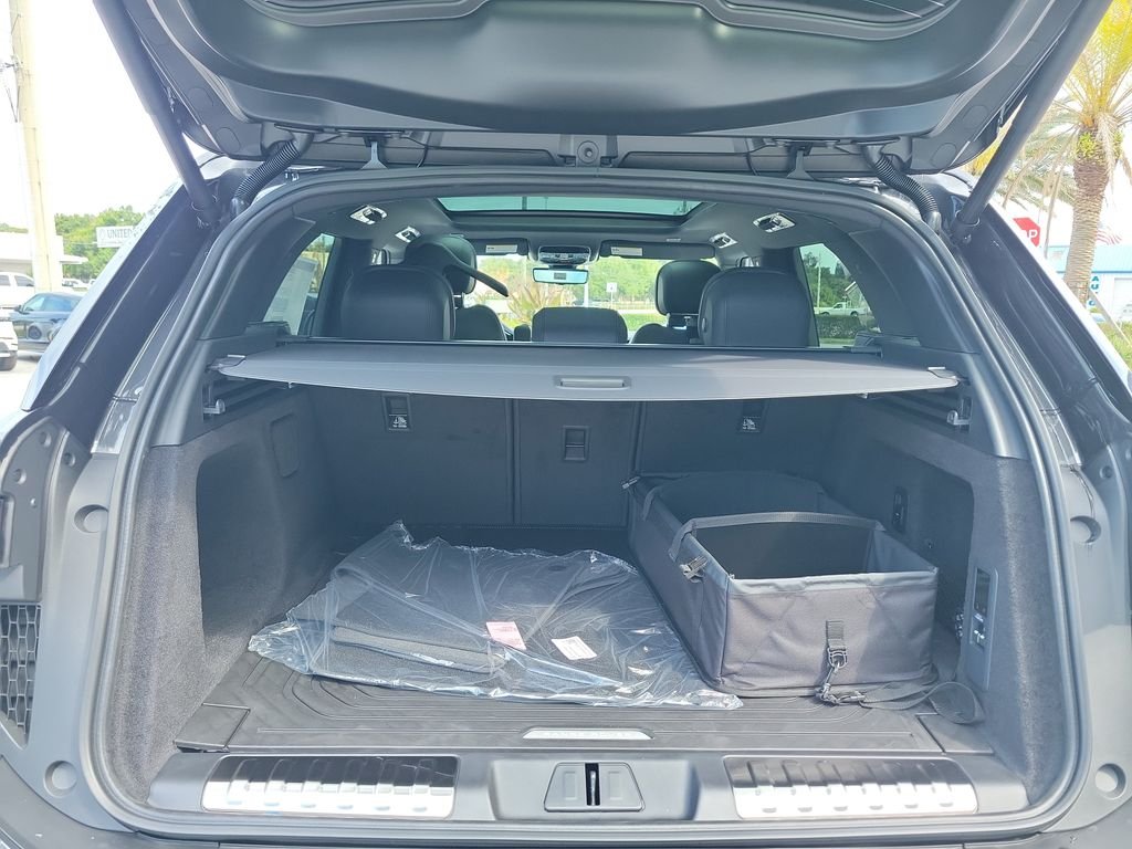New 2026 Carpathian Grey Land Rover Dynamic SE image 11