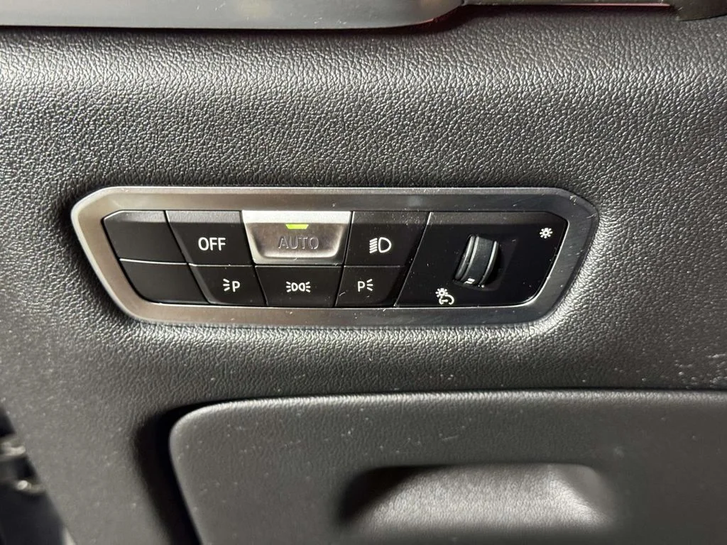 Used 2022 Black BMW xDrive40i image 19