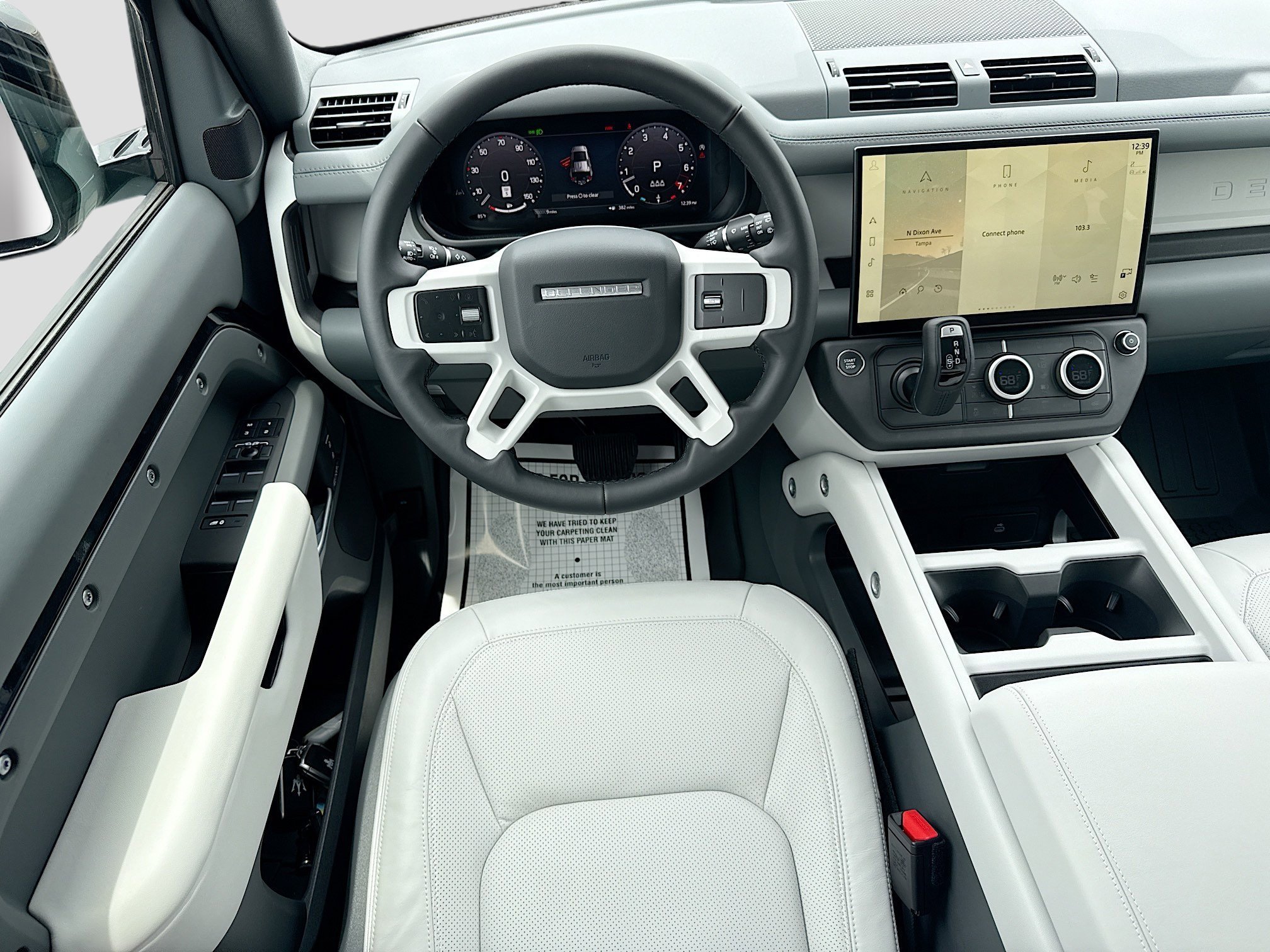 New 2026 Santorini Black LAND ROVER X-Dynamic SE image 17