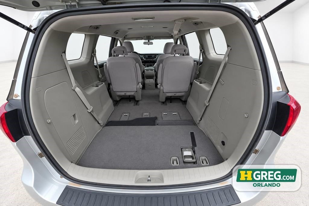Used 2018 Silky Silver Kia L image 14