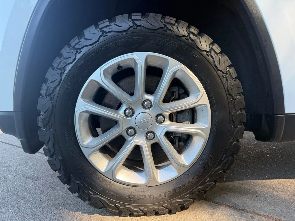 Used 2021 Bright White Clearcoat Jeep Laredo X image 9