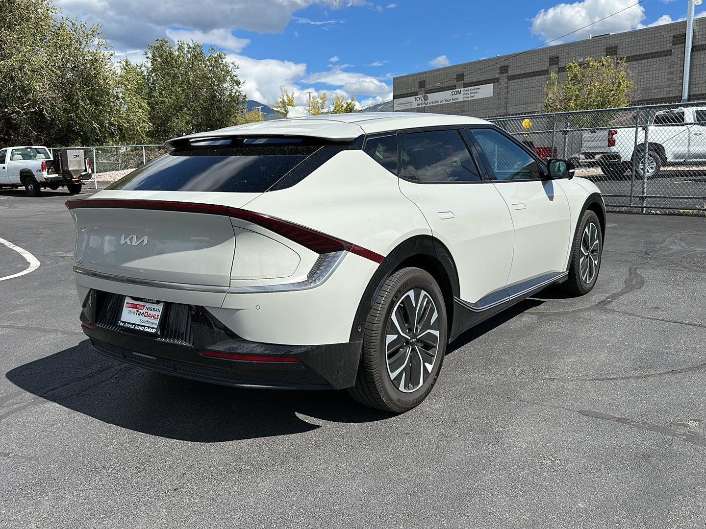 Used 2022 White Kia Wind image 13