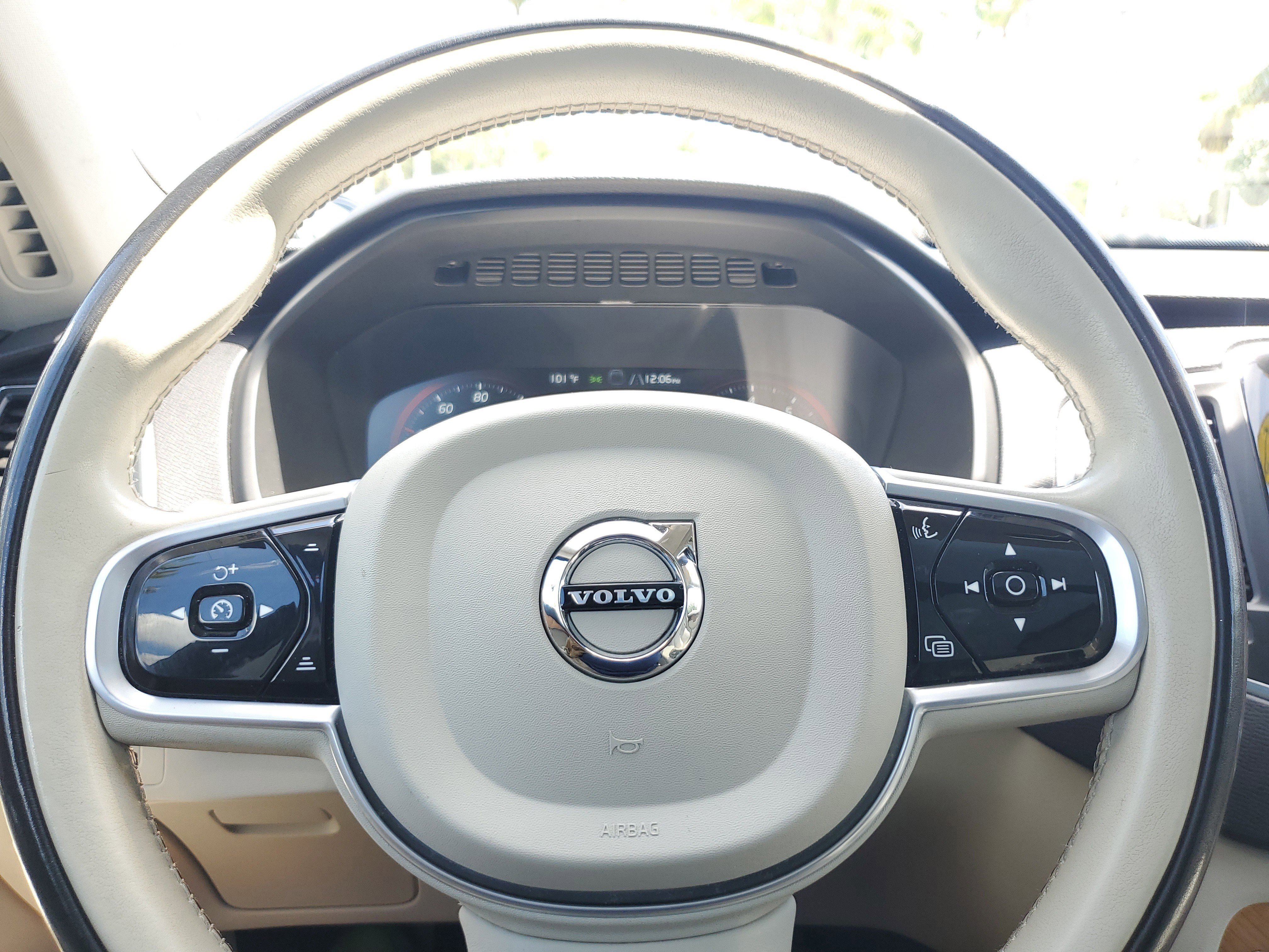 Used 2022 Bright Silver Metallic Volvo Momentum image 27