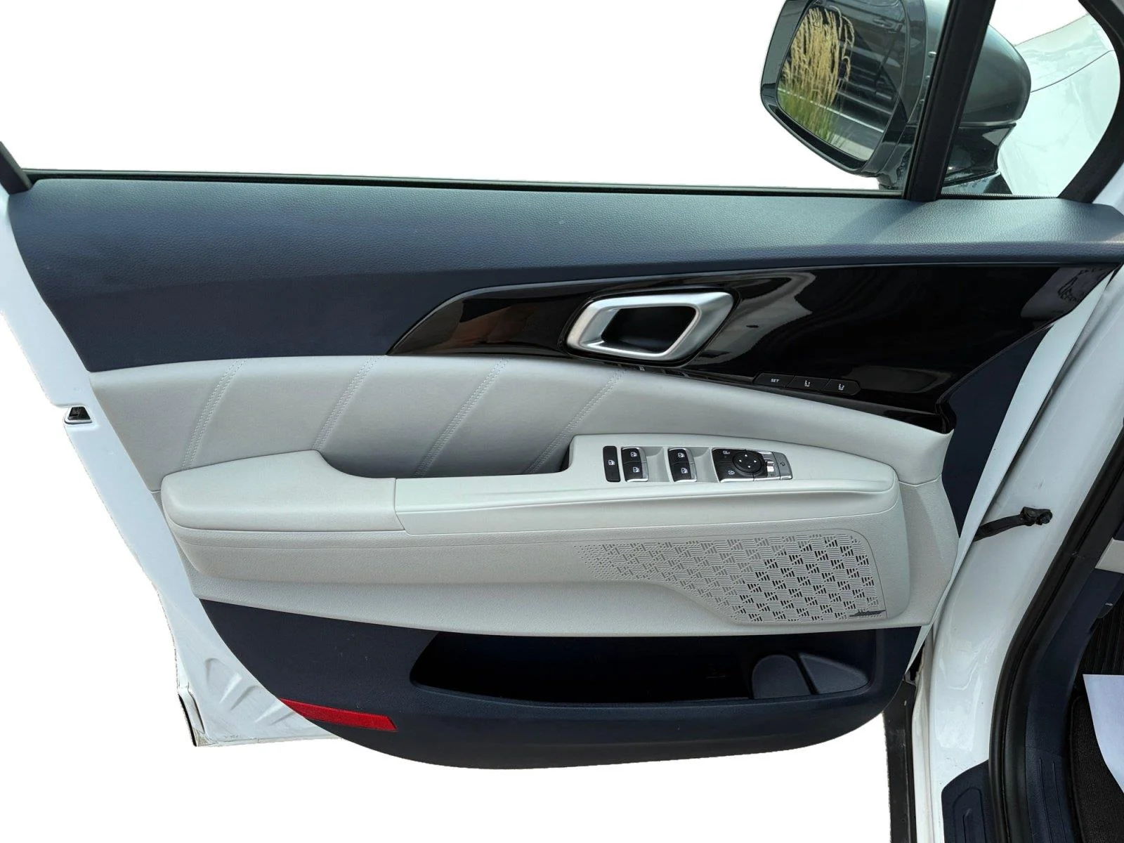 Used 2025 Snow White Pearl Kia SX Prestige image 9