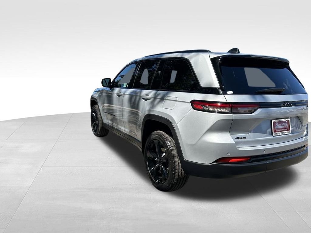 Used 2025 Silver Jeep Altitude image 4