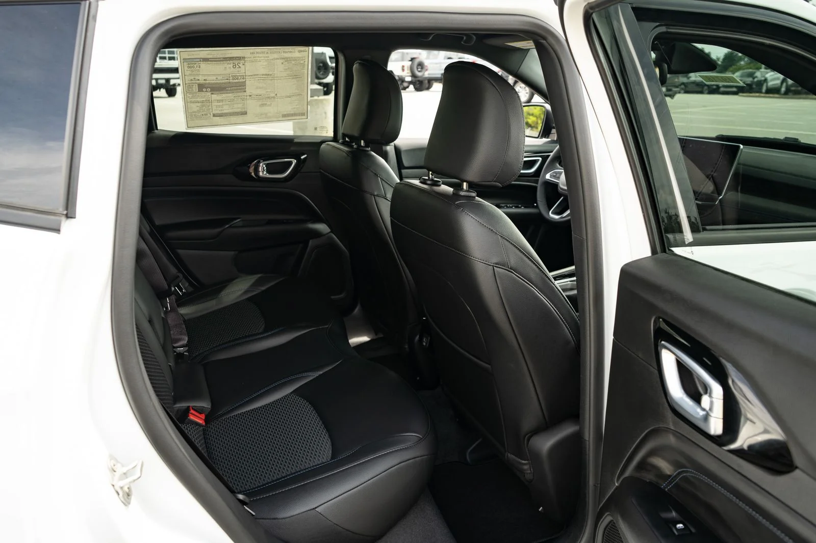 New 2026 Bright White Clear-Coat Exterior Paint Jeep Latitude image 20