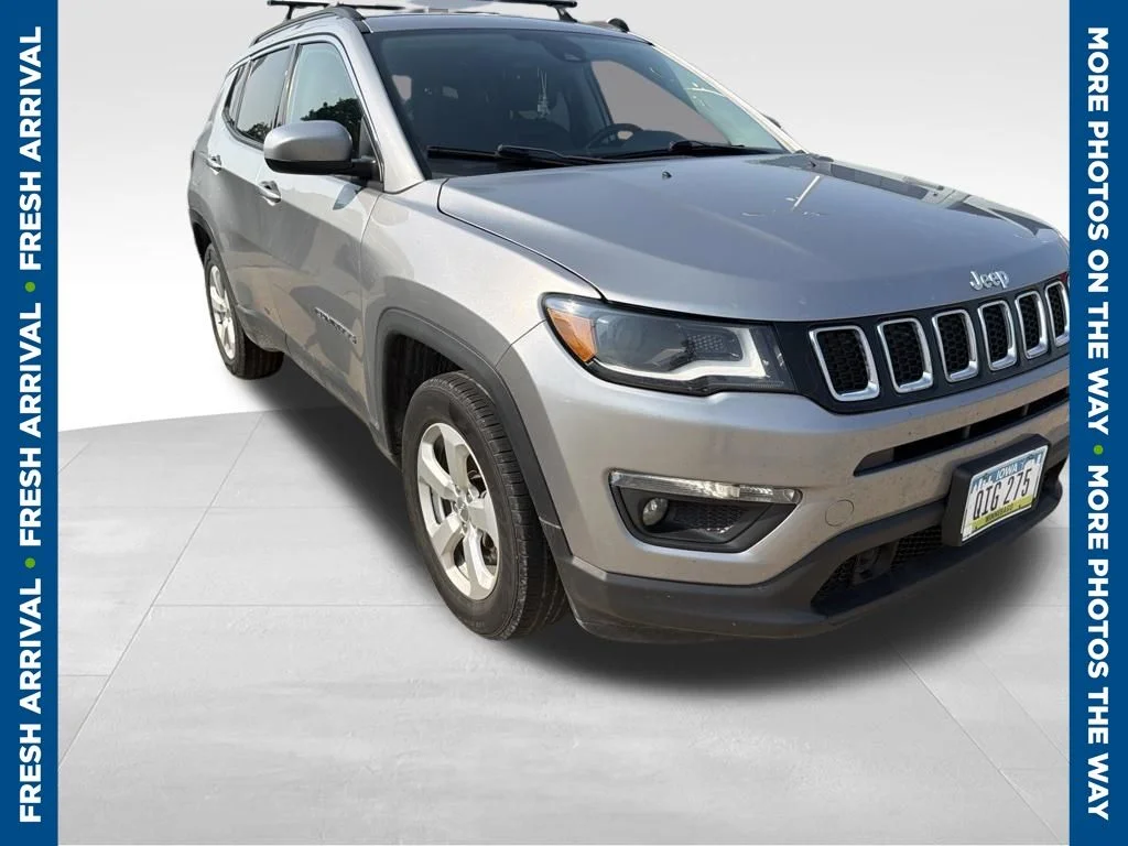Used 2018 Silver Jeep Latitude image 1