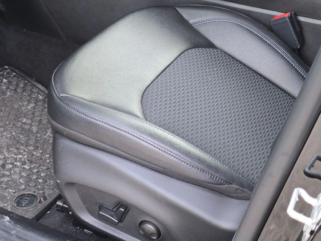 New 2026 Diamond Black Crystal Pearlcoat Jeep Latitude image 22