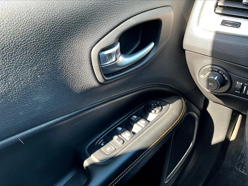 Used 2019 Crystal Metallic Jeep Latitude image 22