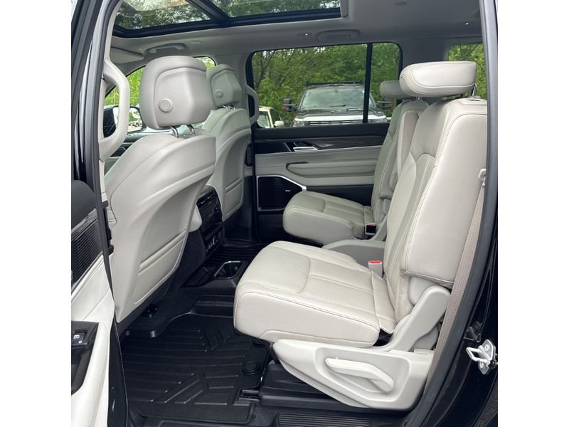 Used 2022 Diamond Black Crystal Pearlcoat Jeep Series III image 5
