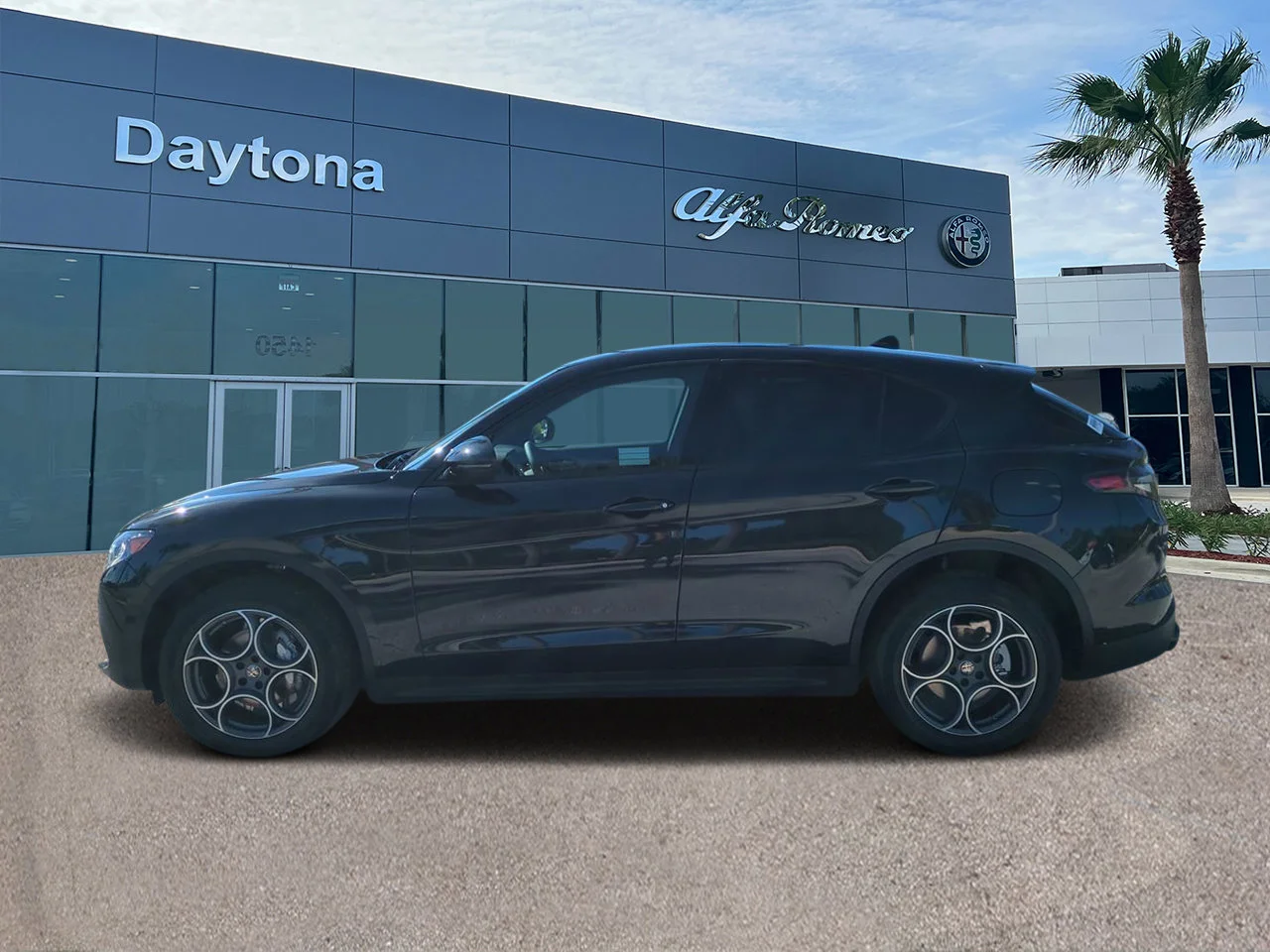 New 2025 Vulcano Black Metallic Exterior Paint Alfa Romeo  image 6