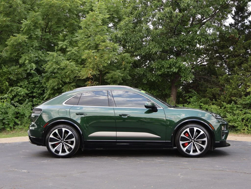 Used 2024 Oak Green Metallic Neo Porsche Turbo image 9
