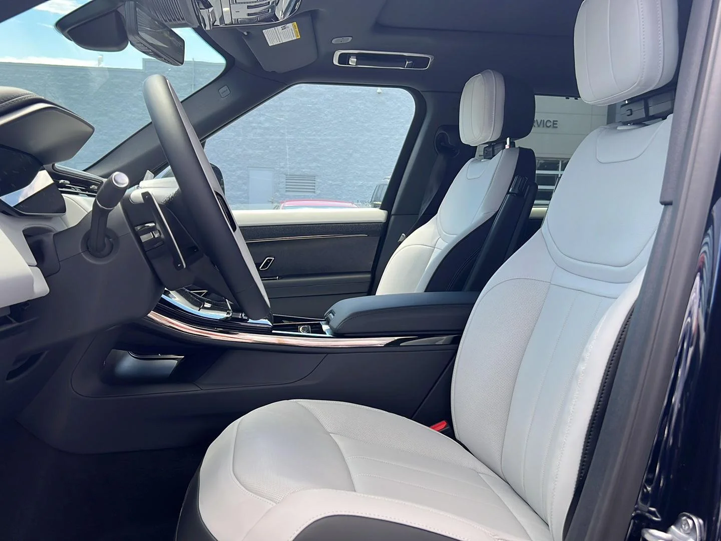 New 2026 Constellation Blue SV Bespoke Ultra Metallic Gloss Land Rover Dynamic SE image 23