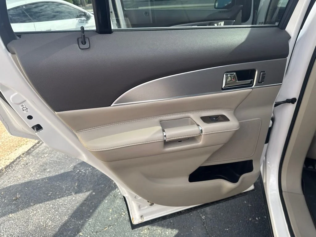 Used 2015 White Lincoln Base image 34