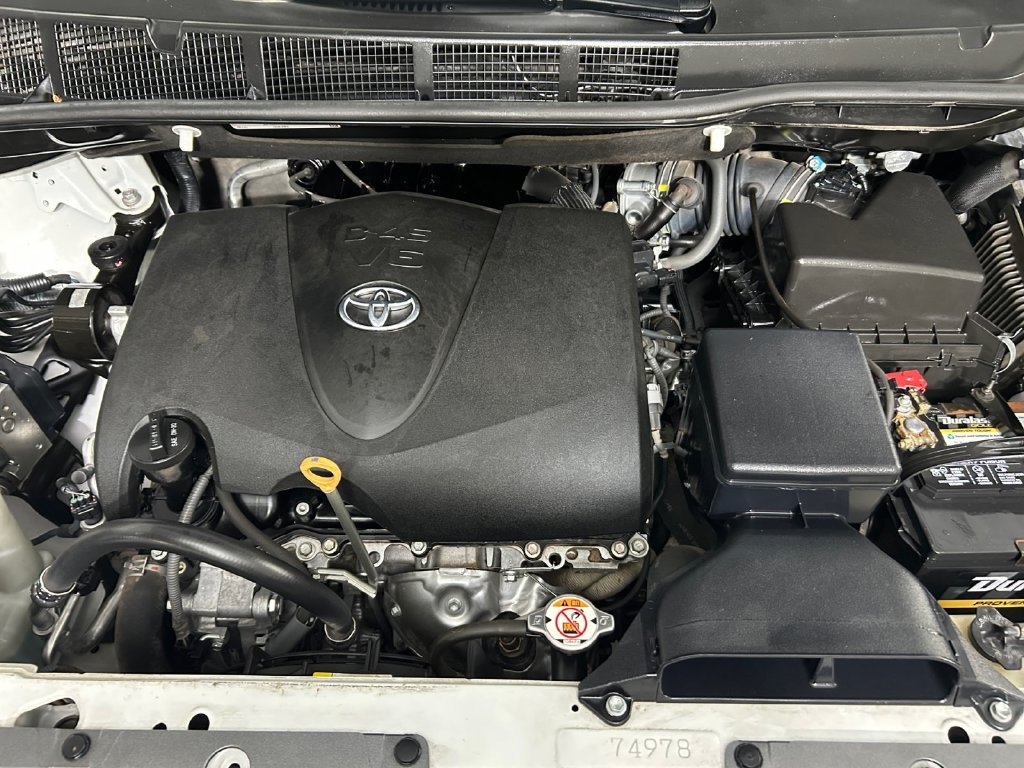 Used 2020 White Toyota XLE image 21