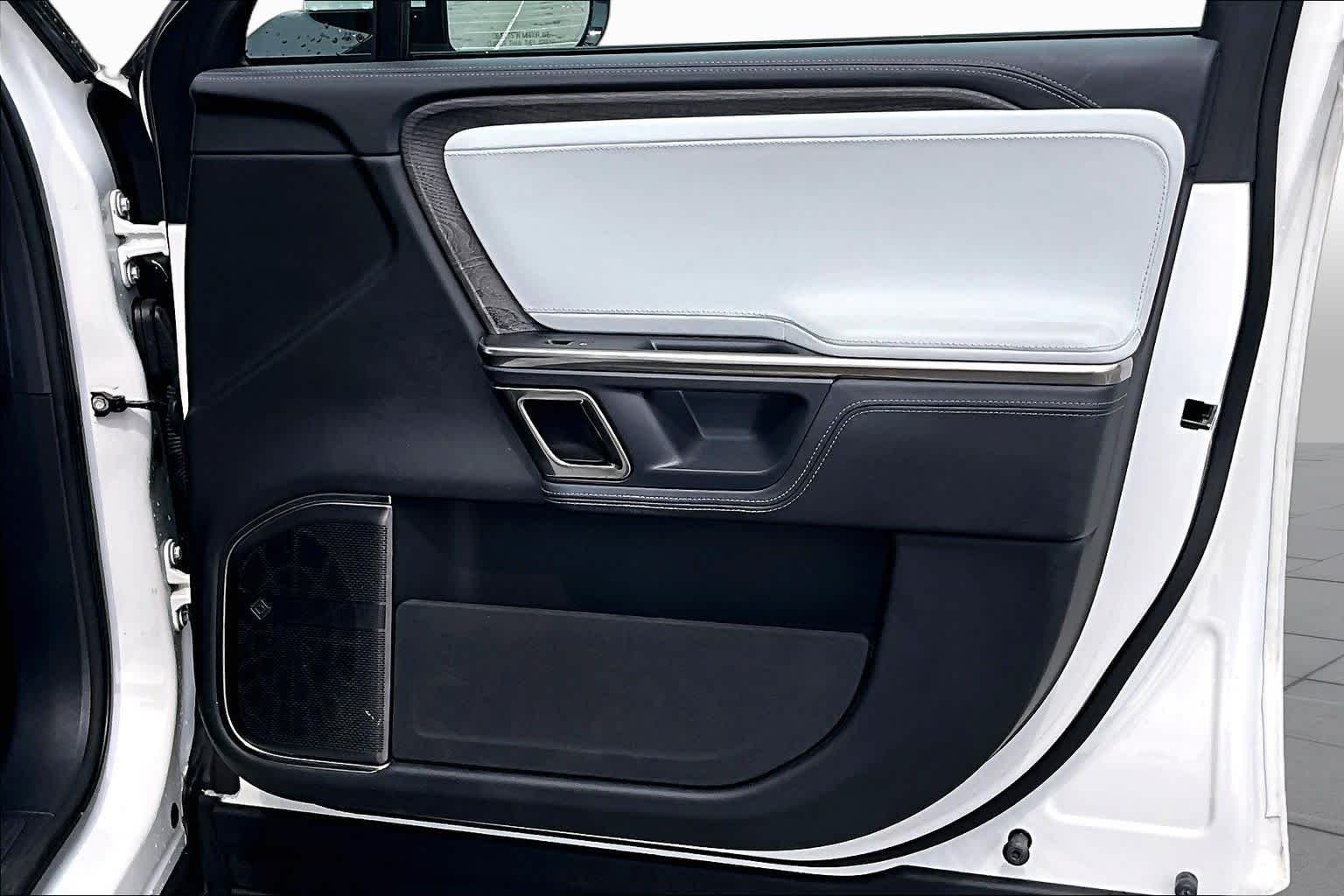 Used 2023 Glacier White Rivian Launch Edition image 23