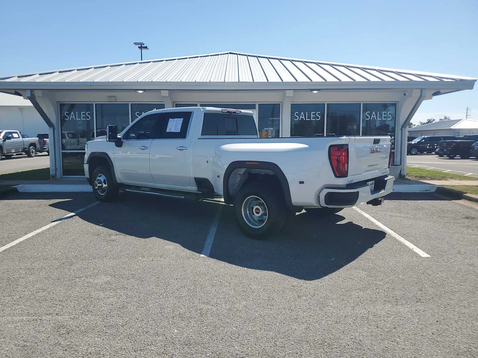 Used 2022 WHITE FROST TRICOAT GMC Denali image 3
