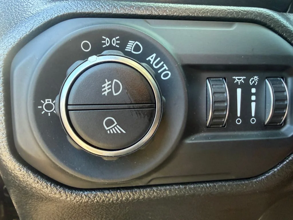 Used 2022 Black Jeep Altitude image 17