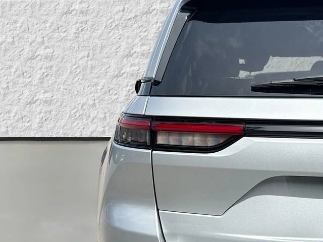 Used 2024 Silver Zynith Jeep Altitude image 10