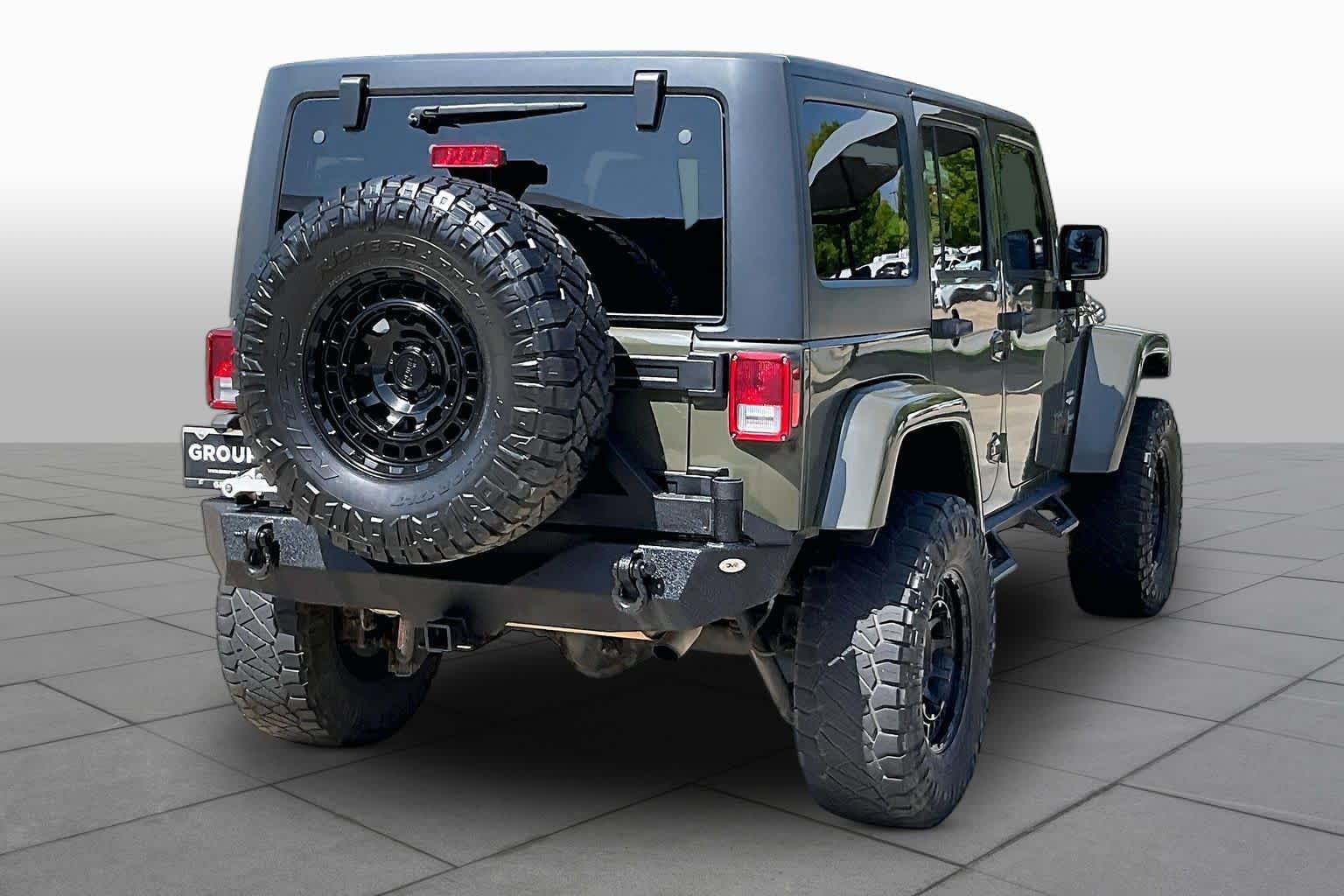 Used 2015 Tank Clearcoat Jeep Sahara image 12