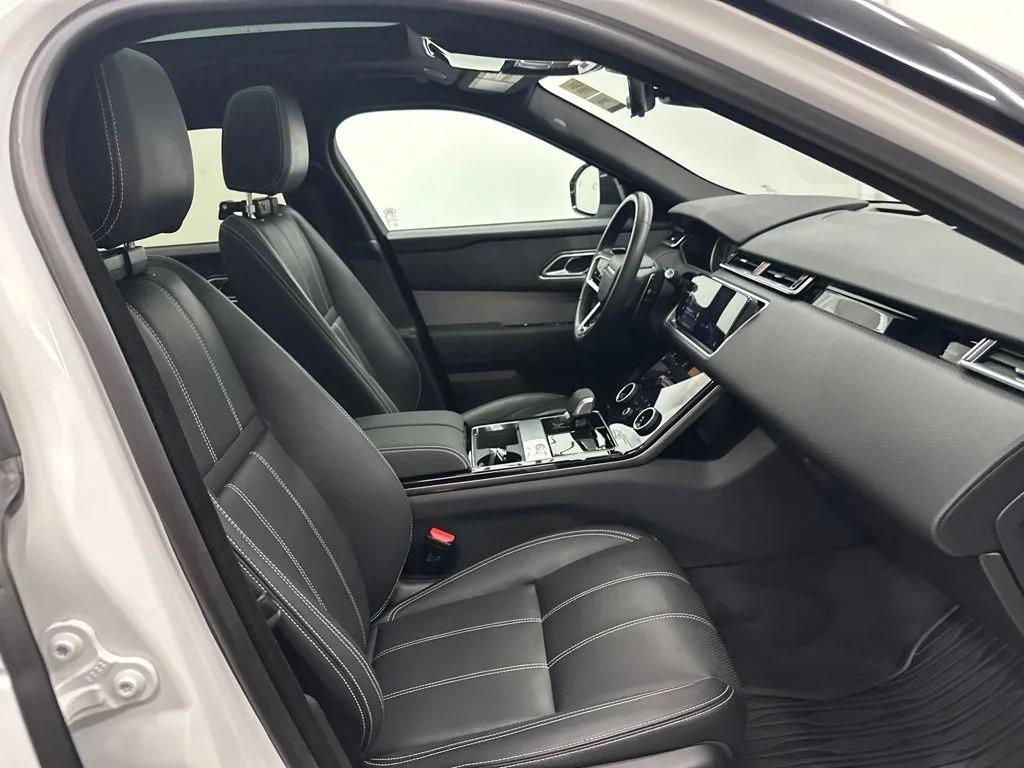 Used 2023 White Land Rover R-Dynamic S MHEV image 26