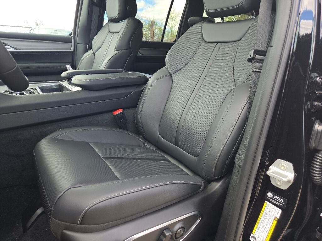 New 2026 High Gloss Black Exterior Paint Jeep Limited Reserve image 23