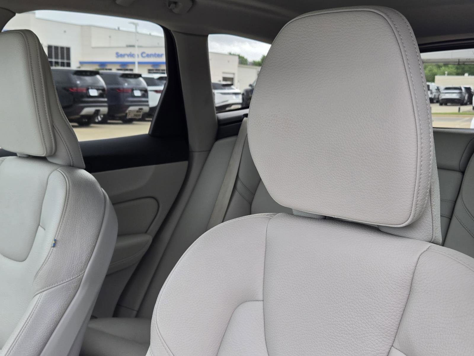 Used 2020 Crystal White Volvo Momentum image 27