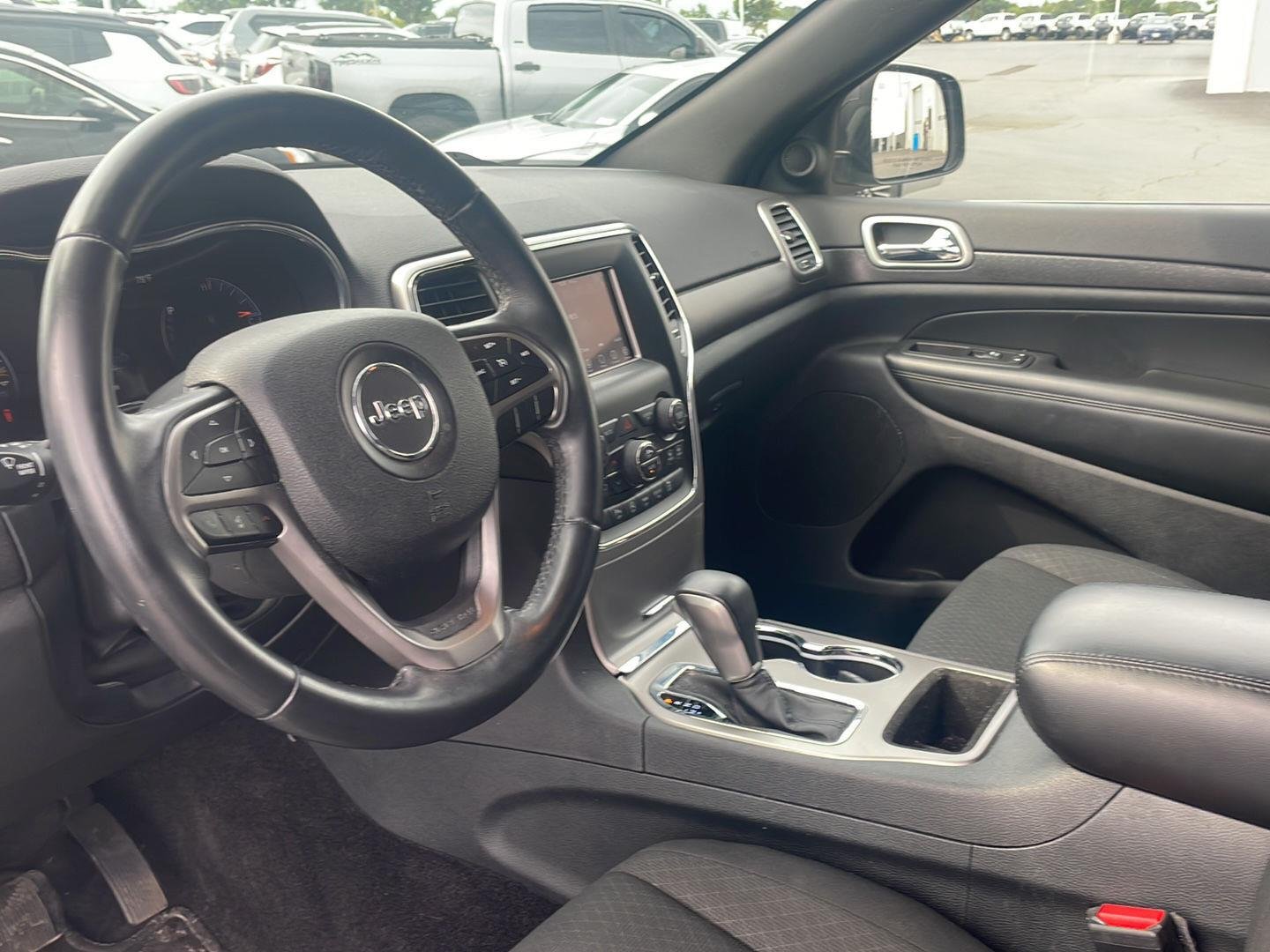 Used 2018 Granite Crystal Metallic Clearcoat Jeep Laredo E image 6