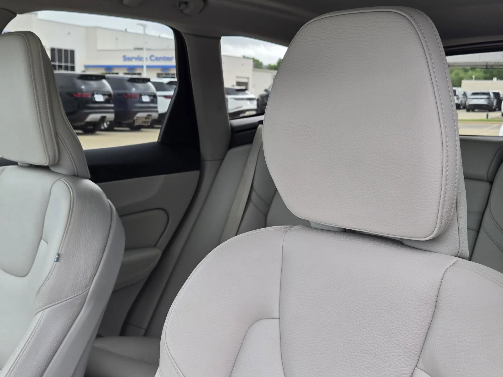 Used 2020 Crystal White Volvo Momentum image 27