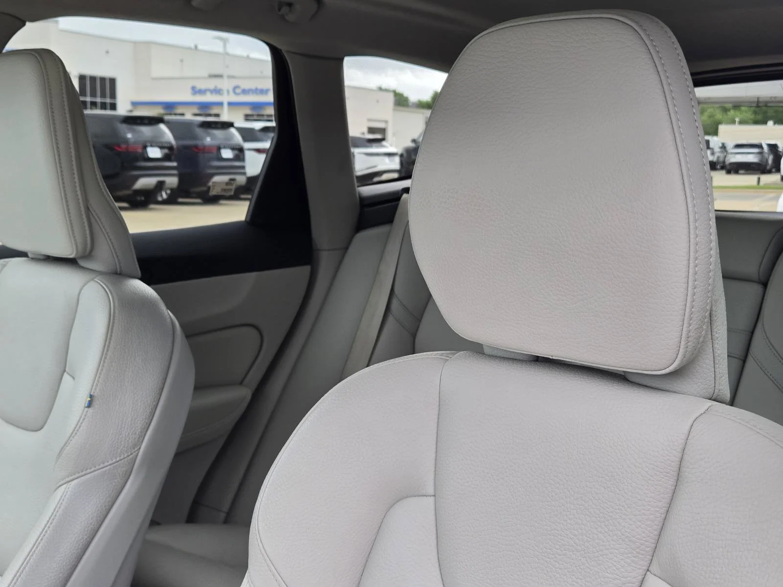 Used 2020 Crystal White Volvo Momentum image 27