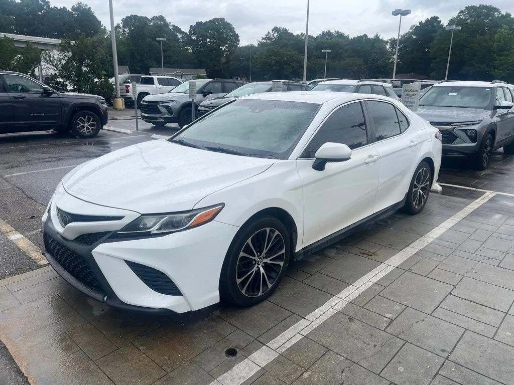 Used 2018 White Toyota SE image 1