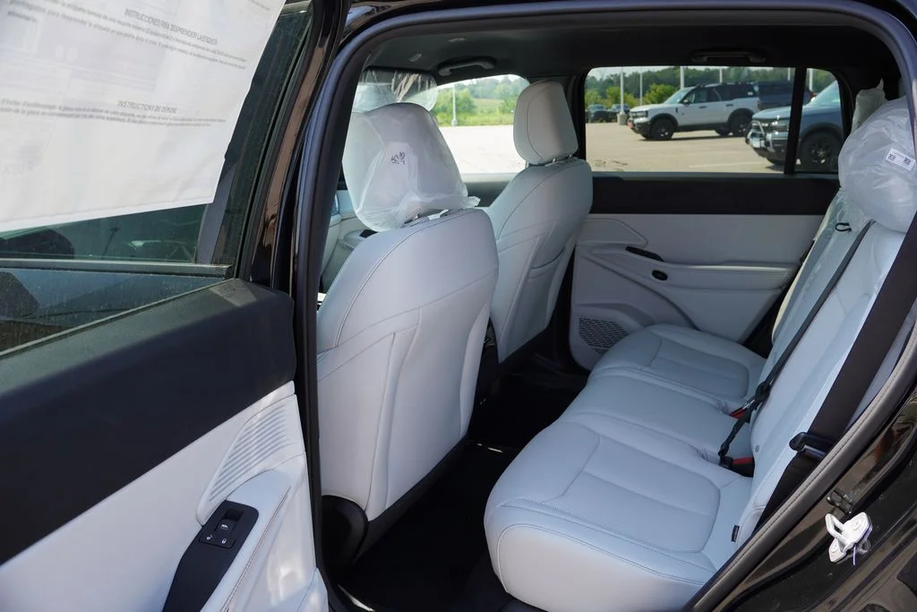 New 2026 Diamond Black Crystal Pearlcoat Jeep Limited image 11