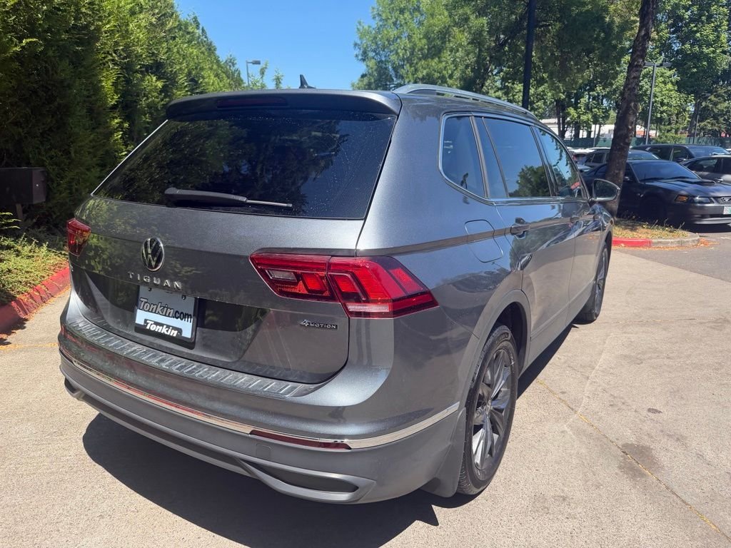 Used 2024 Platinum Gray Metallic Volkswagen 2.0T SE image 3