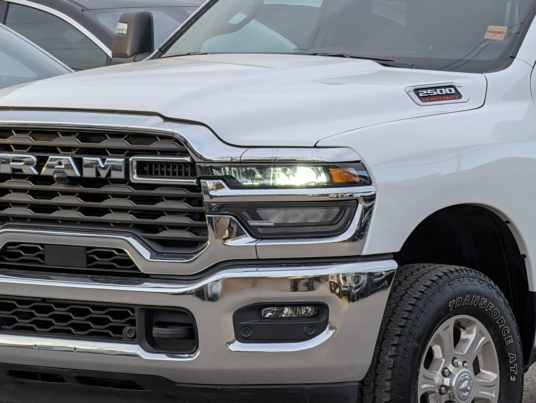 Used 2025 White RAM Big Horn - Level I - 6.4L HEMI - Apple CarPla - Big Horn 4x4 Crew Cab 64 Box image 10