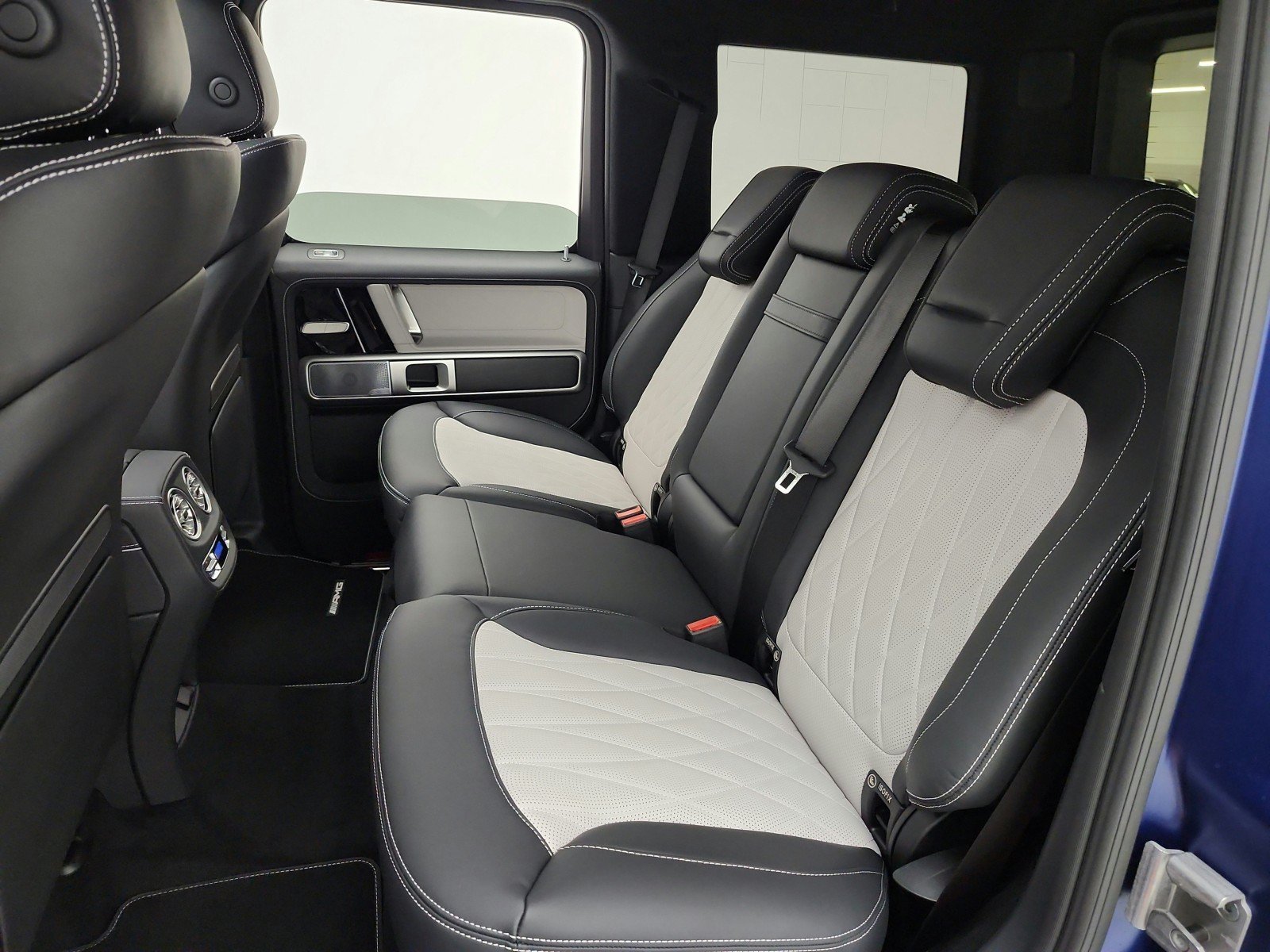 New 2027 MANUFAKTUR Exclusive Brilliant Blue Magno Mercedes-Benz G 580e SUV image 32