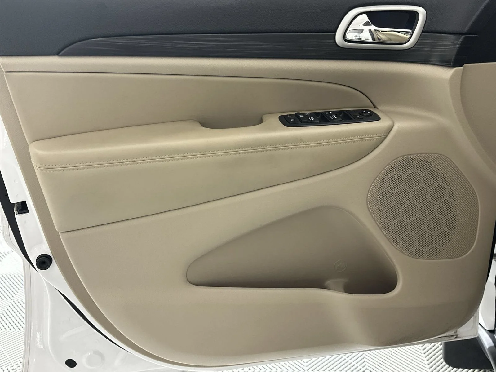 Used 2021 White Jeep Laredo E image 29