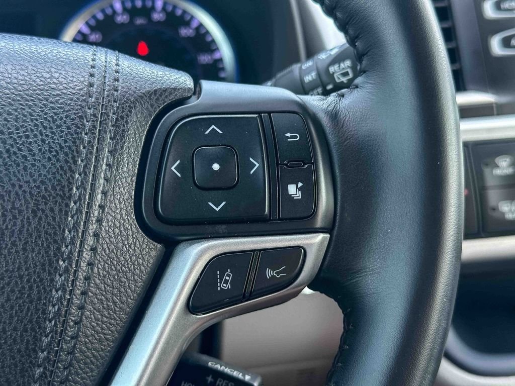 Used 2018 White Toyota XLE image 30