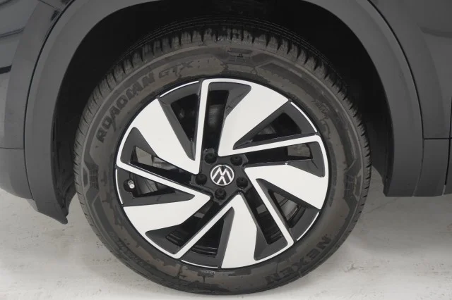 New 2026 Deep Black Pearl Volkswagen 2.0T SE w/Technology image 11