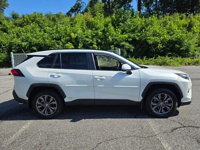 Used 2022 White Toyota XLE Premium image 9