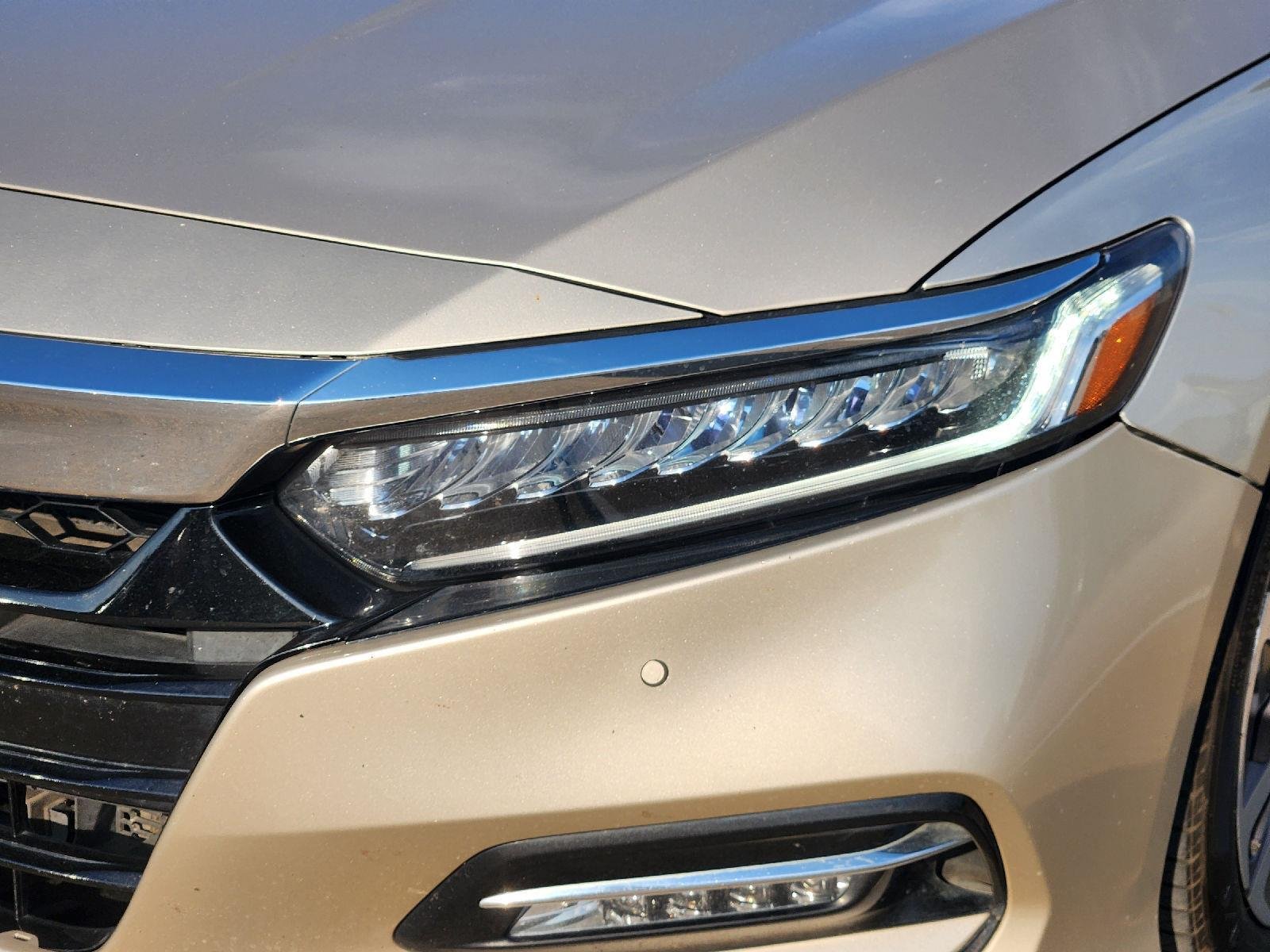 Used 2019 Champagne Frost Pearl Honda Touring image 7