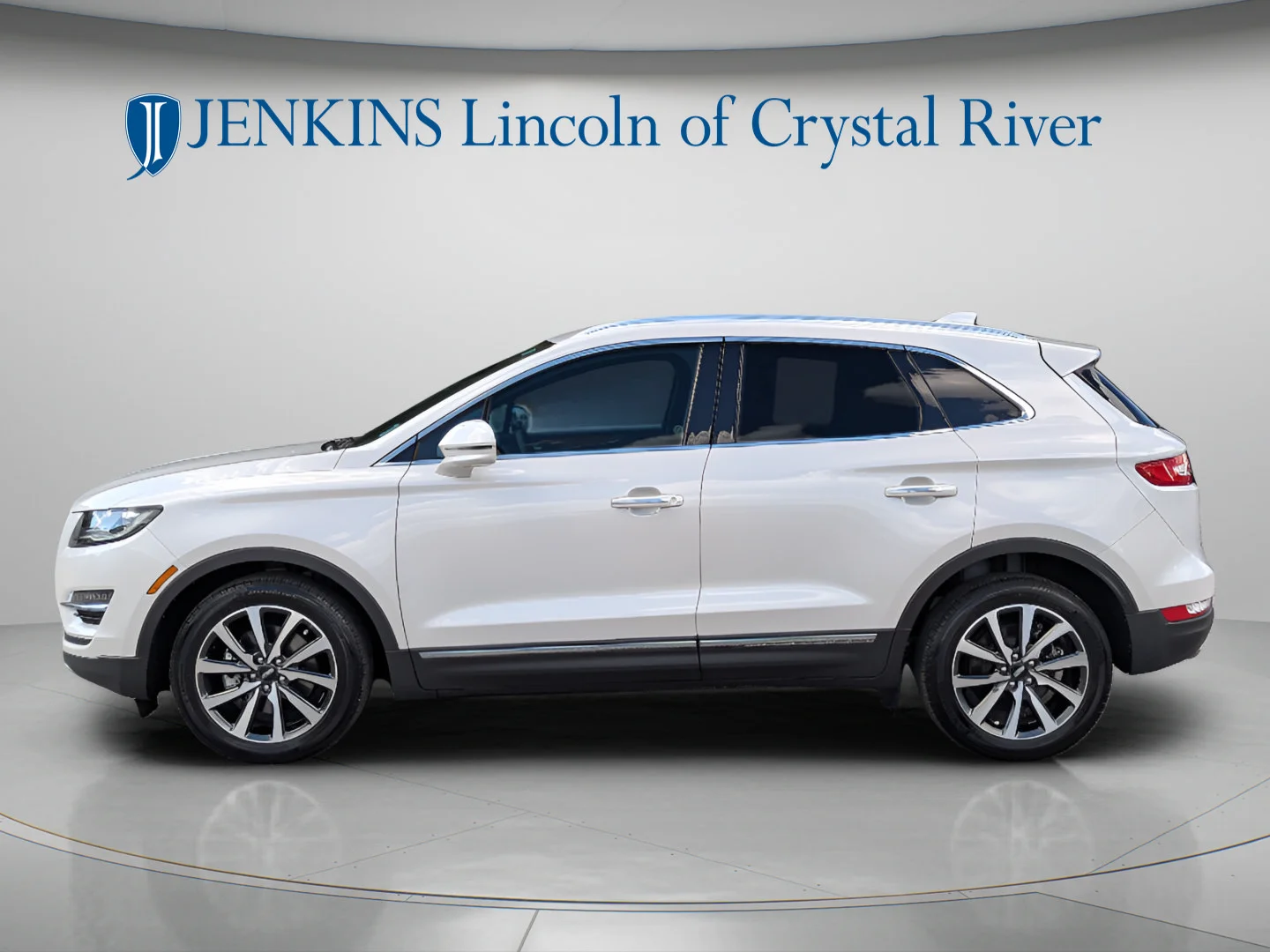 Used 2019 White Platinum Clearcoat Metallic Lincoln Reserve image 10
