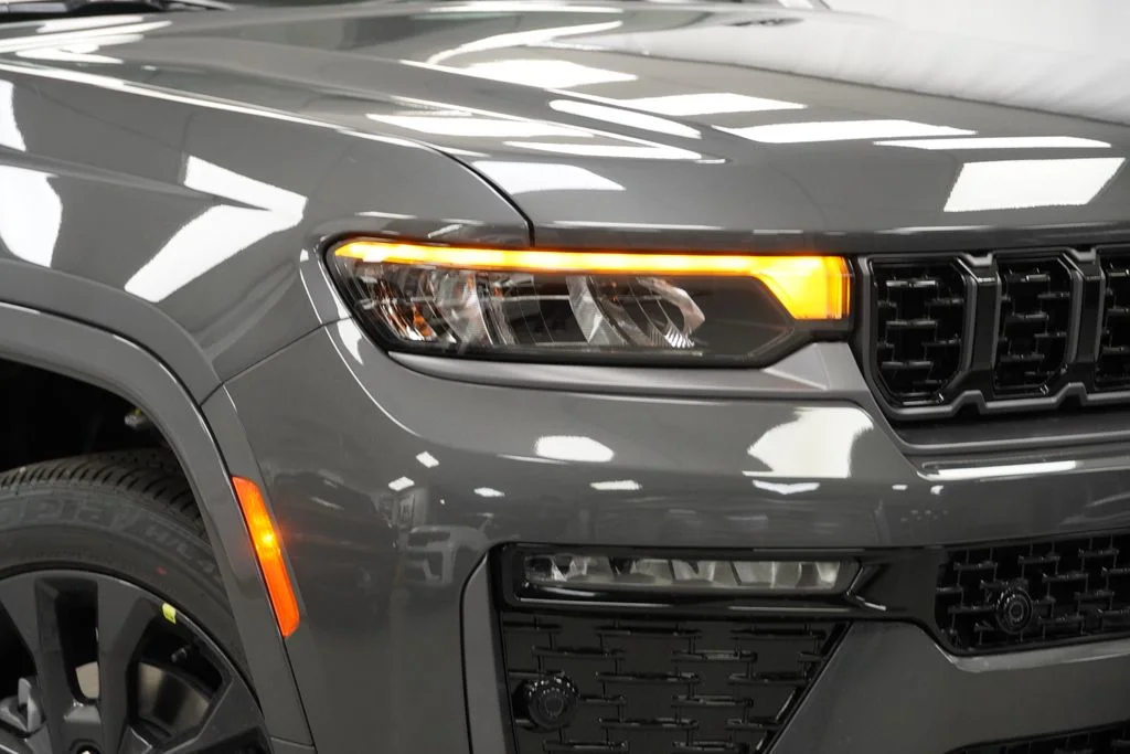 New 2026 Baltic Gray Metallic Clear-Coat Exterior Paint Jeep Limited Reserve image 5