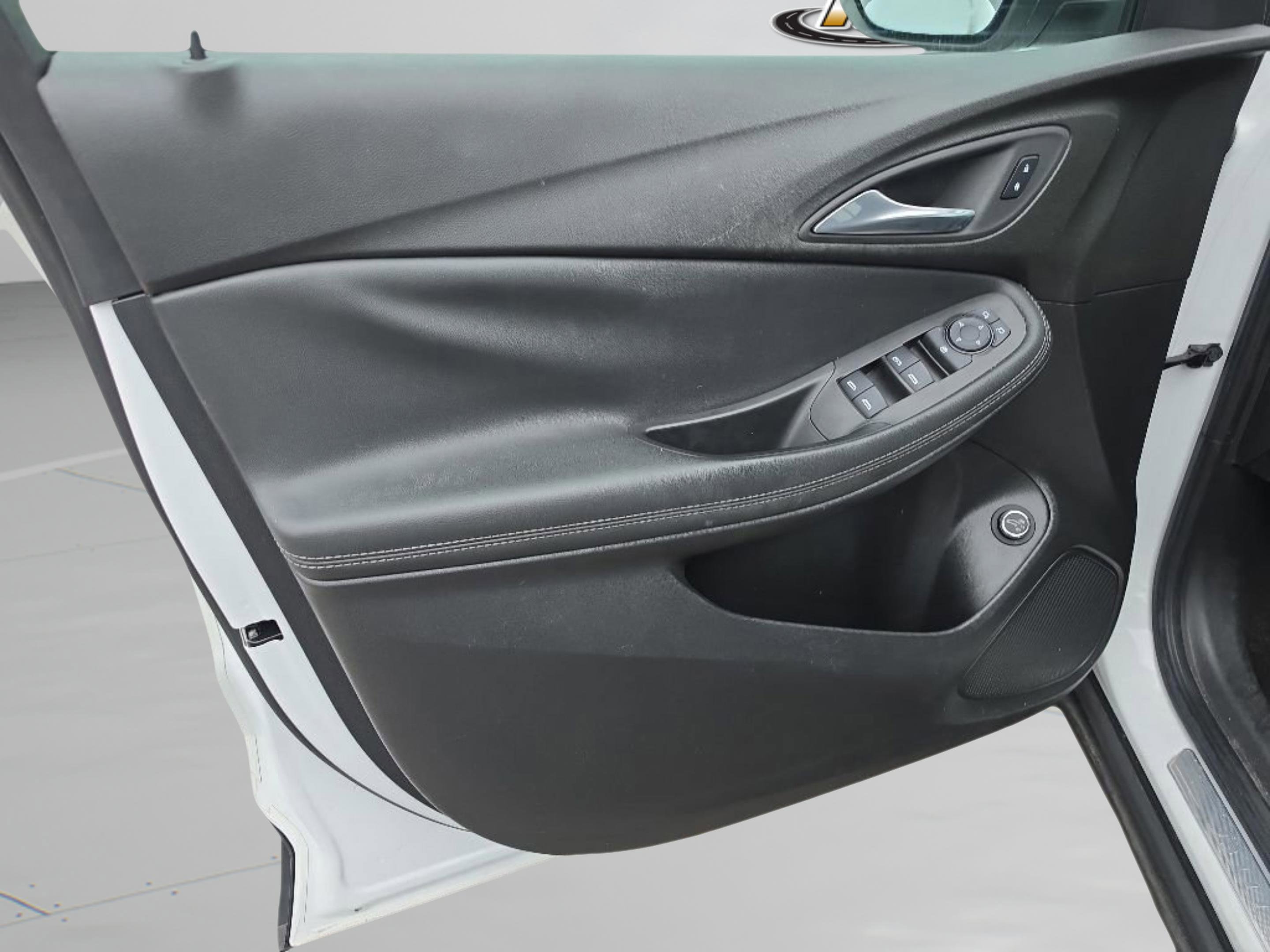 Used 2022 Summit White Buick Select image 18