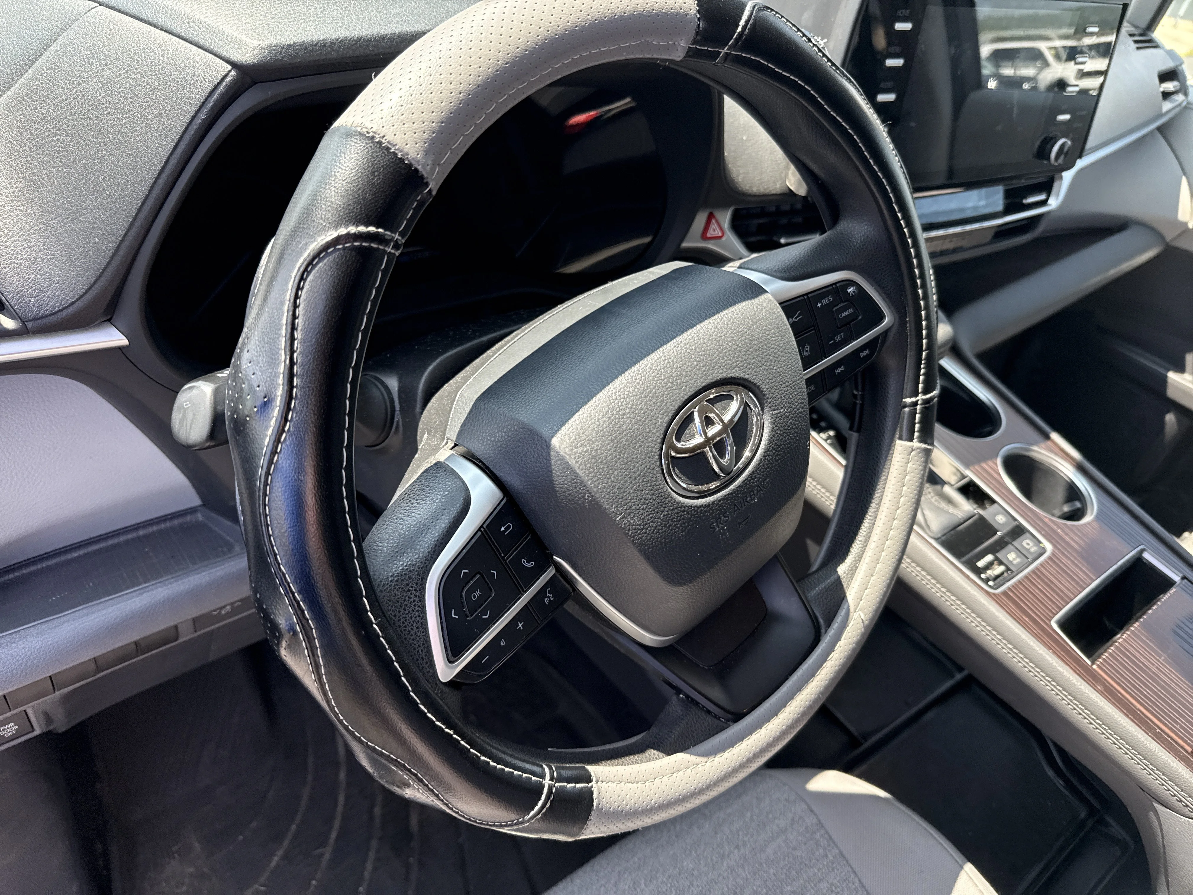 Used 2021 Predawn Gray Mica Toyota LE image 9