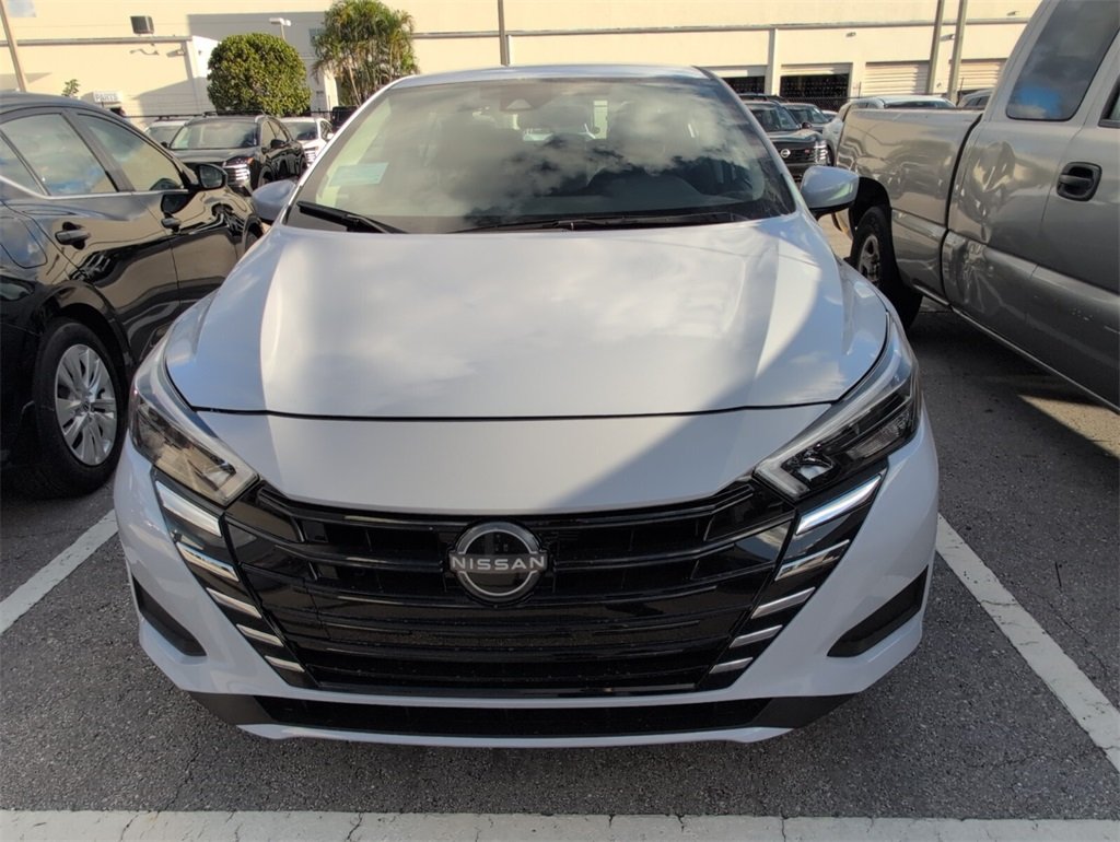 2025 Nissan Versa 1.6 SV photo 3