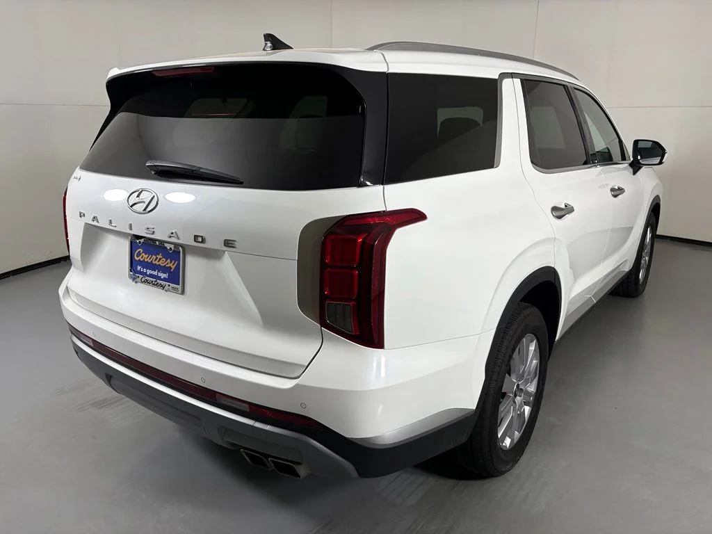 Used 2025 White Hyundai SEL image 8