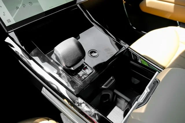 New 2026 Fuji White Land Rover SE image 32