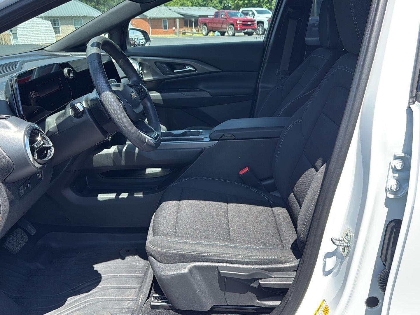 Used 2025 Summit White Chevrolet LT image 9